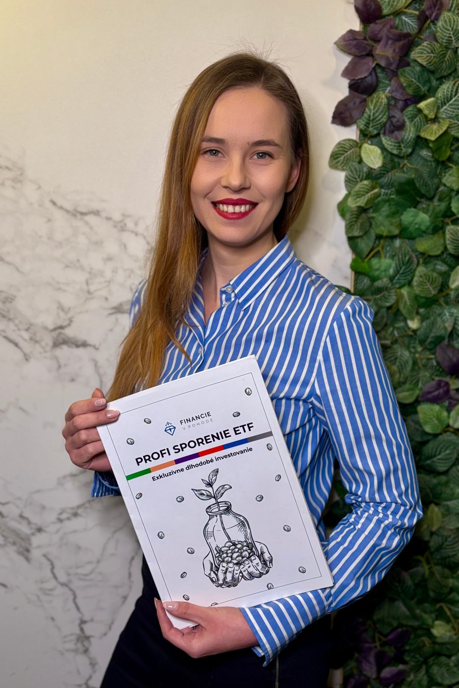 Kvetka Luteránová s brožúrou o sporení do ETF